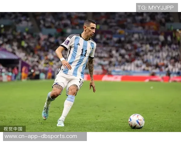 阿根廷足协主席与梅西德保罗重聚合影分享喜悦时刻 阿根廷足协主席与梅西德保罗重聚合影分享喜悦时刻