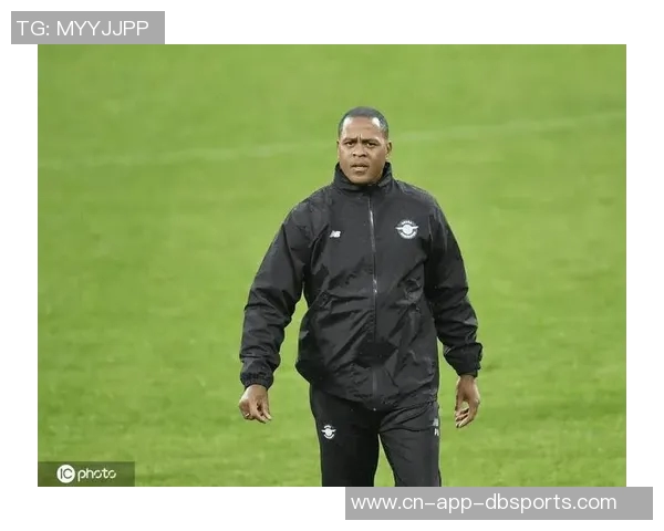 印尼主帅克鲁伊维特赛后情绪失控怒砸椅子眼眶泛红引发关注 印尼主帅克鲁伊维特赛后情绪失控怒砸椅子眼眶泛红引发关注