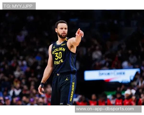 库里半场表现亮眼砍下15分5板4助助力球队取得领先 库里半场表现亮眼砍下15分5板4助助力球队取得领先