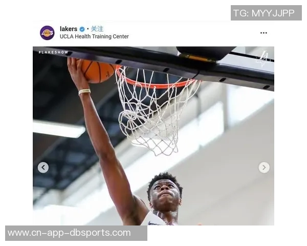 字母哥身穿43号球衣训练双臂肌肉线条惊艳全场引发热议