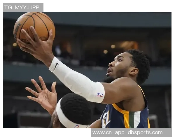 戈贝尔半场压哨补篮被判干扰球无效挑战成功引发热议 戈贝尔半场压哨补篮被判干扰球无效挑战成功引发热议