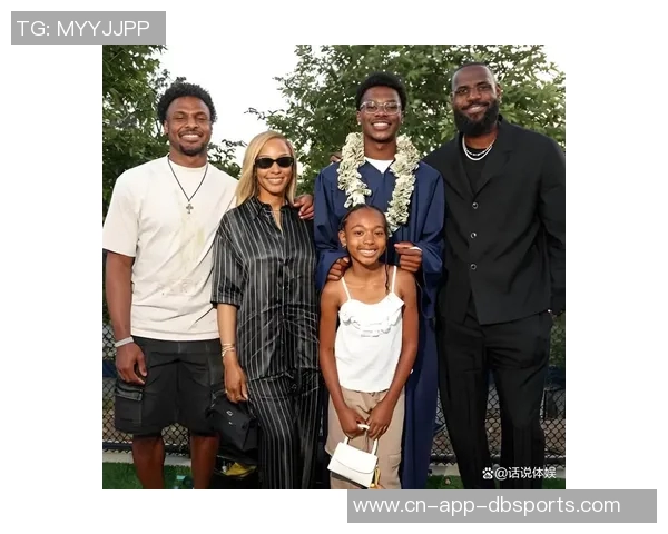 詹姆斯小儿子布莱斯与女友甜蜜合影引发网友热议与祝福 詹姆斯小儿子布莱斯与女友甜蜜合影引发网友热议与祝福