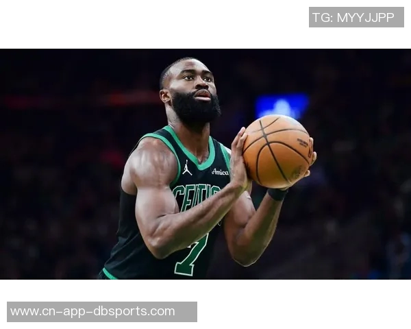 杰伦布朗弧顶三分精准回应个人得分已突破30分展现强大实力 杰伦布朗弧顶三分精准回应个人得分已突破30分展现强大实力